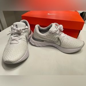 Nike women’s size 6.5 React Infinity Run Flyknit 3